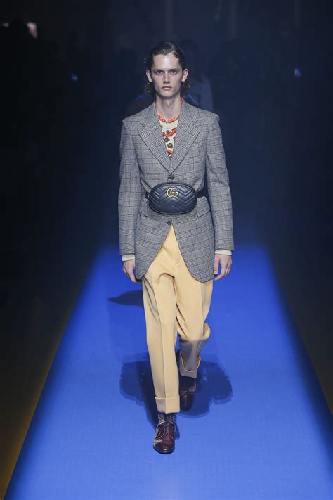 sfilata gucci 2018uomo|I look della sfilata Donna e Uomo Primavera Estate 2018..